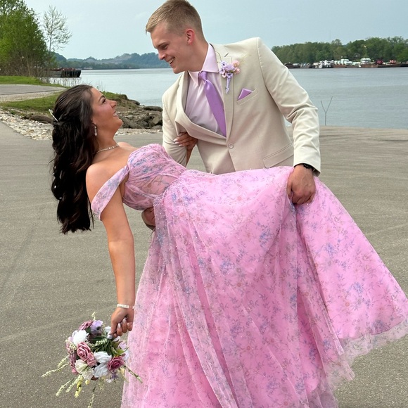 Prom dress size 6/8. Bought for $950 and selling for $350 - Picture 3 of 4